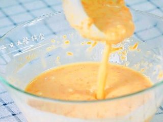 3、胡萝卜松饼,胡萝卜加入面糊中，搅拌均匀，成品是可流动的糊状。这样的饼做出来非常嫩。如果你喜欢稠一点的面糊当然也可以。准备烙饼咯。