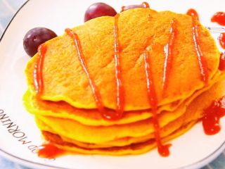 6、胡萝卜松饼,再挤点番茄酱~~~忘了撕一块看看，里面是有一个个小孔洞的。这就是泡打粉让饼更加的蓬松起来~~~超级软嫩，扶不起来的弱阿饼~~~