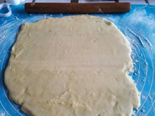 12、母亲节爱心饼干,面团擀卷成0.5cm的厚度,烤箱200度预热10分钟。