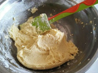 10、母亲节爱心饼干,搅拌好的面团。