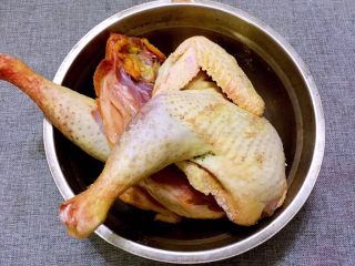 1、红烧鸡块,鸡肉洗净