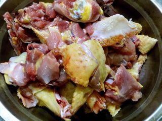 2、红烧鸡块,斩成小块