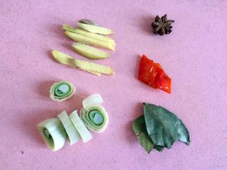 3、红烧鸡块,准备调料