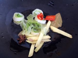 4、红烧鸡块,锅内放油烧至五成热，放入调料爆香