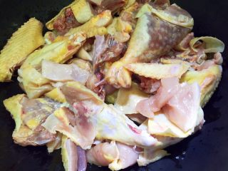 5、红烧鸡块,放入鸡块翻炒