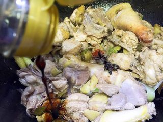 6、红烧鸡块,肉块变色，炒干水分后倒入生抽