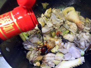 7、红烧鸡块,倒入老抽翻炒均匀
