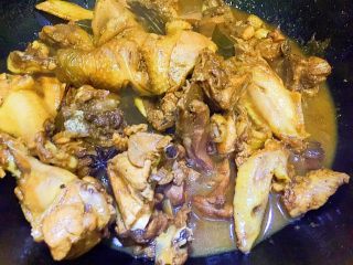 11、红烧鸡块,肉熟收浓汤汁即可