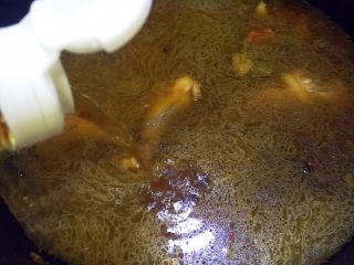 9、红烧鸡块,倒入料酒