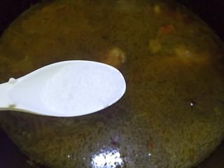 10、红烧鸡块,放油调味，大火烧开后转中火炖约40分钟