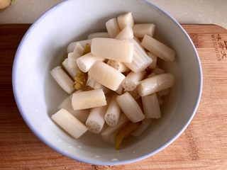 5、酸爽开胃小清新➕泡椒藕带炒虾仁,泡椒藕带去除包装,泡椒水留下少许