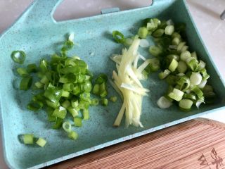 7、酸爽开胃小清新➕泡椒藕带炒虾仁,姜切姜丝,小葱分葱白葱绿分别切末