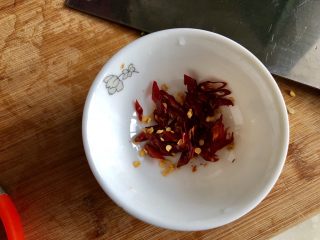 8、酸爽开胃小清新➕泡椒藕带炒虾仁,干辣椒用剪刀剪成细丝