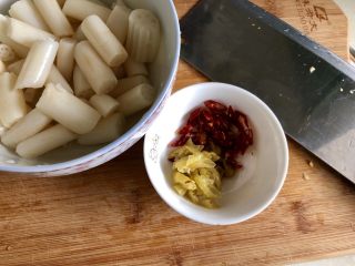 9、酸爽开胃小清新➕泡椒藕带炒虾仁,泡椒藕带中的泡椒捡出,也用剪刀剪成小段备用