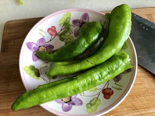 10、酸爽开胃小清新➕泡椒藕带炒虾仁,辣椒去蒂去籽,清洗备用