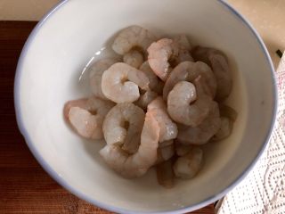 12、酸爽开胃小清新➕泡椒藕带炒虾仁,用盐腌制后虾仁还会出水