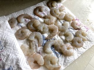 13、酸爽开胃小清新➕泡椒藕带炒虾仁,用厨房纸巾按压吸去水分