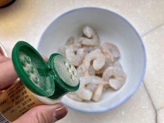 14、酸爽开胃小清新➕泡椒藕带炒虾仁,加入少许白胡椒粉