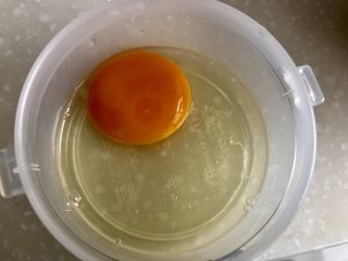 16、酸爽开胃小清新➕泡椒藕带炒虾仁,取一个鸡蛋