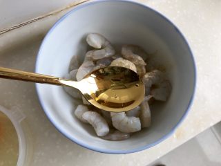 17、酸爽开胃小清新➕泡椒藕带炒虾仁,加入少许蛋清