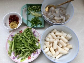 19、酸爽开胃小清新➕泡椒藕带炒虾仁,全部配菜食材准备好