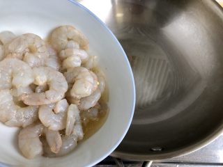 20、酸爽开胃小清新➕泡椒藕带炒虾仁,热锅冷油,油可以比平时炒菜稍微多一点点,油温热下入虾仁滑炒