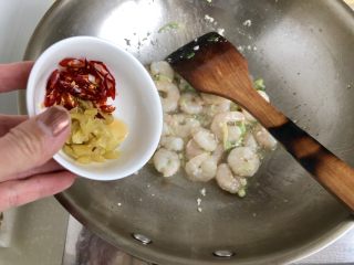 22、酸爽开胃小清新➕泡椒藕带炒虾仁,加入泡椒干辣椒