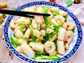 27、酸爽开胃小清新➕泡椒藕带炒虾仁,泡椒藕带酸爽微辣,虾仁弹牙入味,再加上点青椒丝点缀营养更均衡,夏日炎热,这道菜做法简单,营养又美味,很适合胃口不佳时食用喔