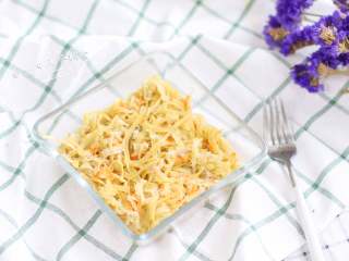 4、蒸土豆胡萝卜千张,取出来，滴几滴芝麻油或核桃油会非常香糯。