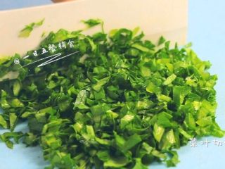 3、宝宝鱼肉小馄饨, 水当当的泥倒出来，将油麦菜叶切碎。