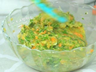 4、宝宝鱼肉小馄饨, 加进去搅拌一下，1岁以上可以加点盐调味。鱼肉很鲜，不建议再加其他调味，会遮盖掉鱼肉天然的鲜味。