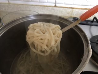 11、五分钟搞定芝麻拌面,煮完后放到一个碗里晾一会儿