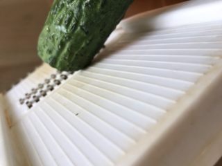 12、五分钟搞定芝麻拌面,削一点黄瓜丝