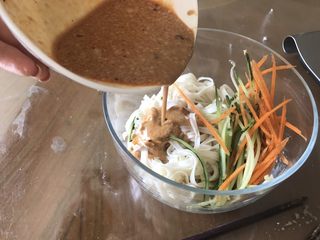 14、五分钟搞定芝麻拌面,把黄瓜和胡萝卜丝和面放在一起然后加入调的酱