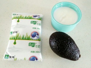 1、双层牛油果酸奶昔,准备好原料。