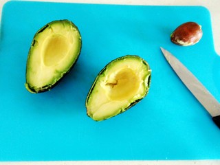 2、双层牛油果酸奶昔,牛油果对半切开，去除核。