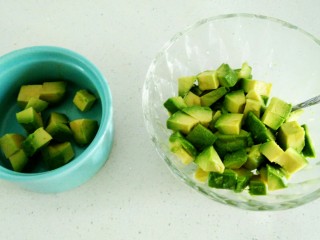 3、双层牛油果酸奶昔,切成小丁状，单独分出一些装饰用。