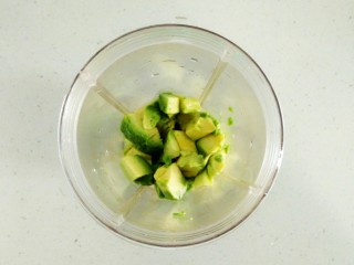 4、双层牛油果酸奶昔,将牛油果放入料理杯中。