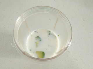 5、双层牛油果酸奶昔,倒入100ml牛奶。