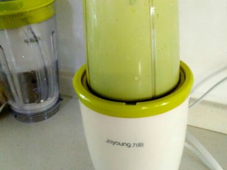 6、双层牛油果酸奶昔,启动料理机，打至牛奶和牛油果充分混合。