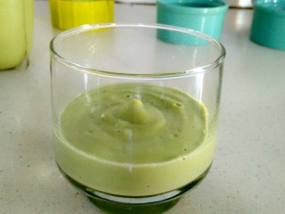 7、双层牛油果酸奶昔,打好的牛油果奶昔先倒入一部分于杯中。