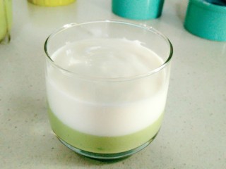 8、双层牛油果酸奶昔,加入自制酸奶，牛油果奶昔和酸奶都要浓稠度高些。否则，很容易混在一起。