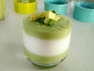 10、双层牛油果酸奶昔,表面装饰牛油果果粒。