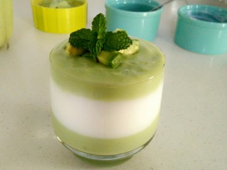 11、双层牛油果酸奶昔,再放上薄荷叶。