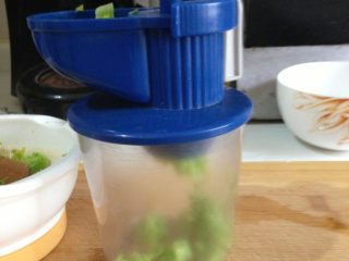 2、菜泥小青蛙--快手妈妈菜,用压蒜器把西兰花挤成泥；