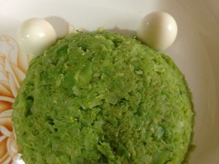 5、菜泥小青蛙--快手妈妈菜,剥两个鹌鹑蛋放在头顶做眼睛；