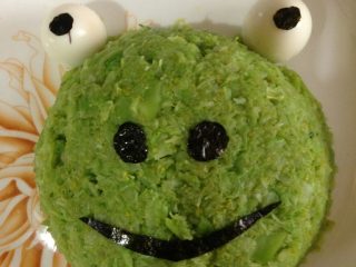 6、菜泥小青蛙--快手妈妈菜,用海苔剪出眼珠、鼻孔和嘴巴；