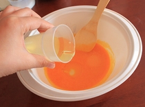 2、电饭煲版戚风蛋糕,加入45g的玉米油，拌匀。