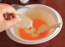 3、电饭煲版戚风蛋糕,加入45g的牛奶，拌匀。