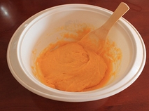 5、电饭煲版戚风蛋糕,拌匀后的蛋黄糊放置一边等待一会和打发的蛋白拌到一起。（相比较之下用富强粉和玉米淀粉做出的蛋黄糊比较粘稠一些。）